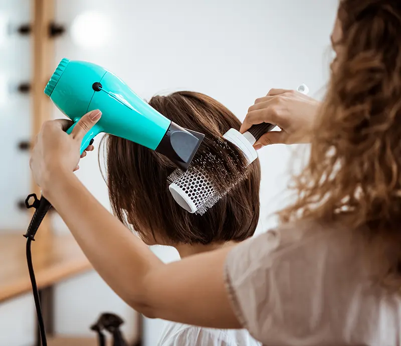 Coiffage brushing d'une femme