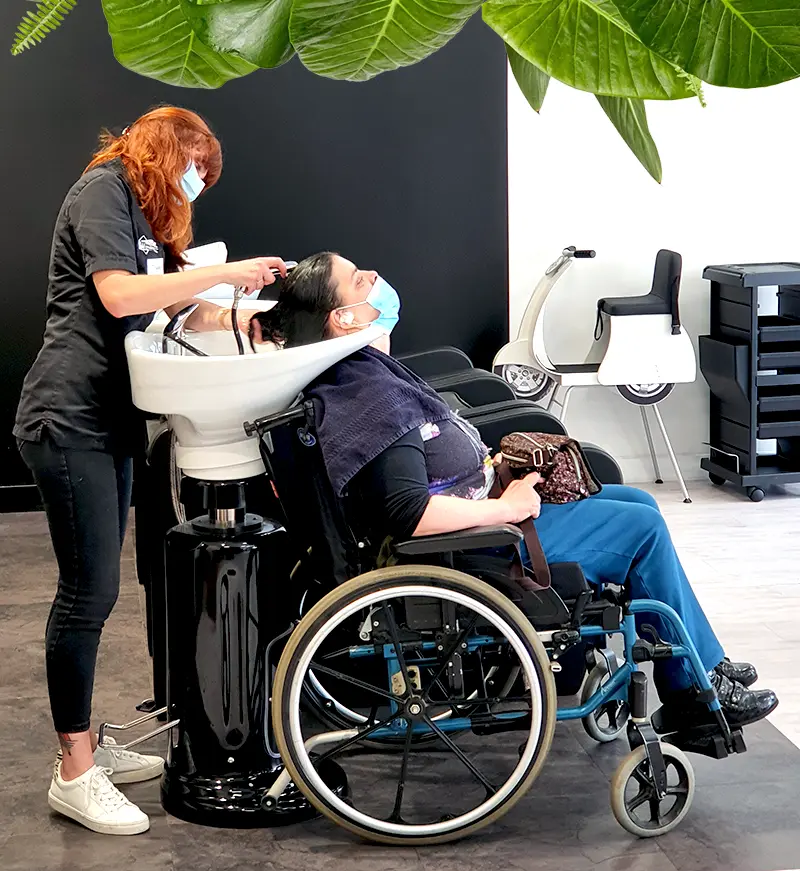 bac pour les handicapés au salon de coiffure