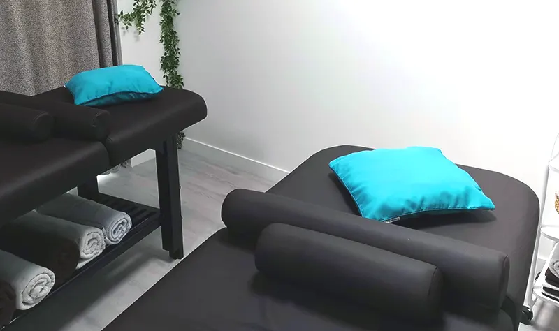 2 tables de massage pour soin en duo
